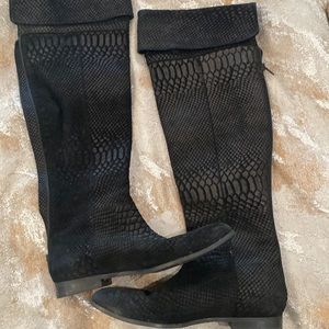 Seychelles black low heel snakeskin pattern boots. Size 8